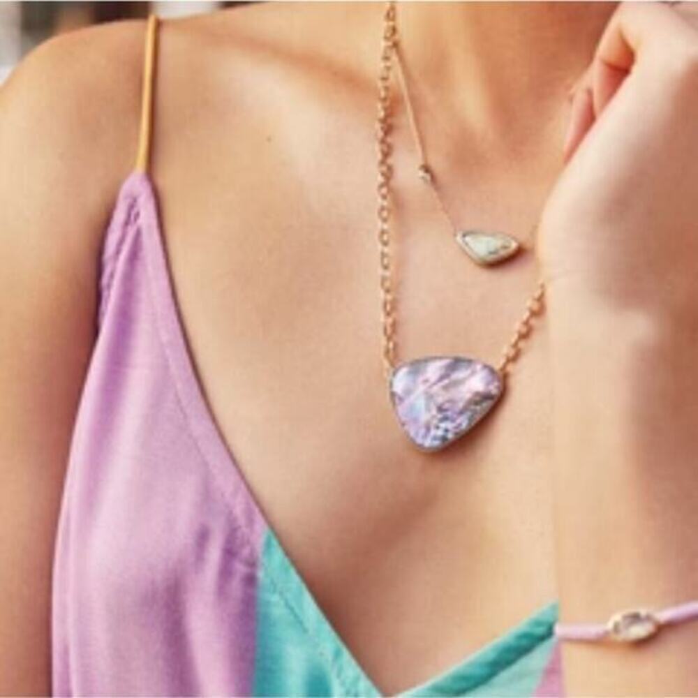 KENDRA SCOTT Mckenna Gold Pendant Necklace in‎ Lilac Abalone